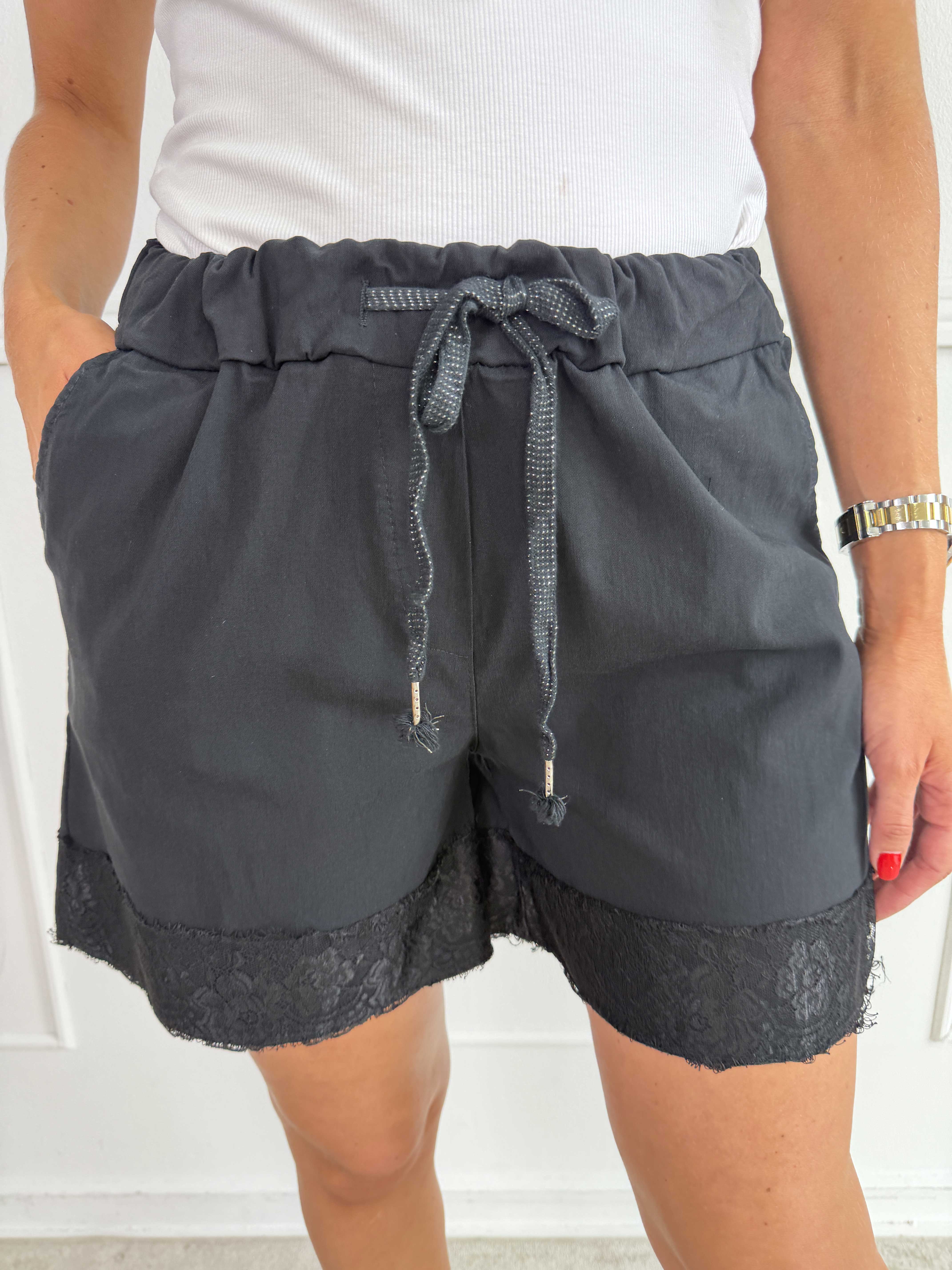 Lai - Skønne shorts i en viskoseblanding med fine blondekanter